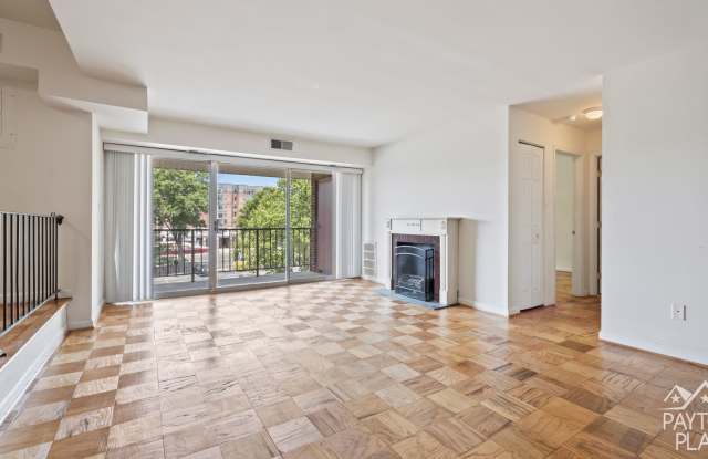 Spacious Condo minutes away from College Park campus