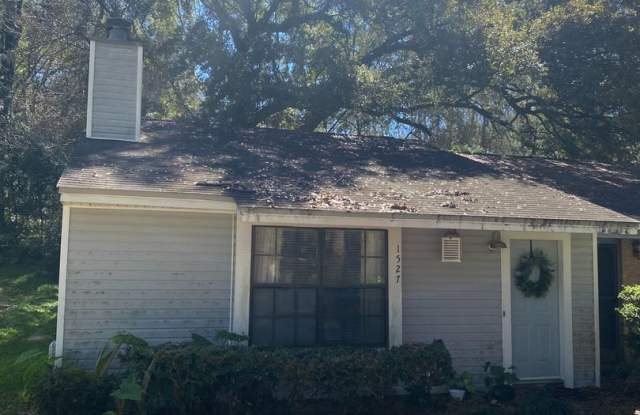 Beautiful and Spacious 2 BR 2 BA. - 1527 Merry Oaks Court, Tallahassee, FL 32303