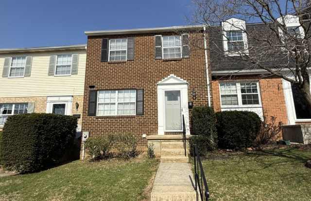 New Everything 4BR Townhome with Private Lower Level Suite | Stainless Kitchen | LVP + New Carpet | Walkout