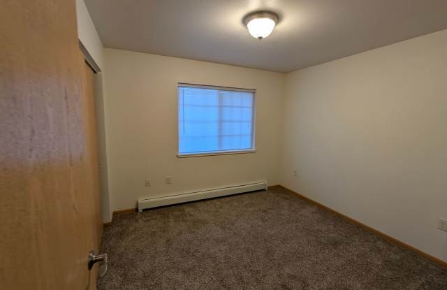 Riverwood Apartments - 516 McEvoy St