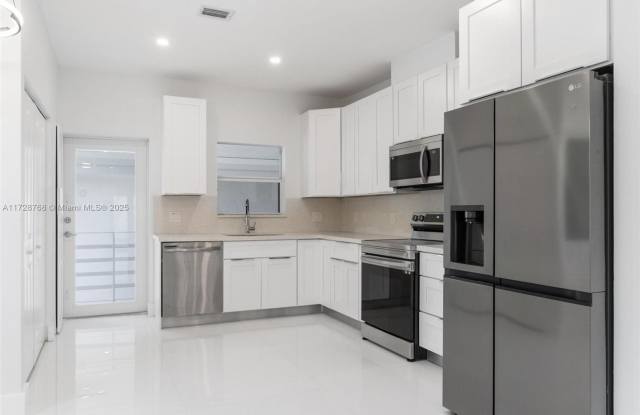 215 SW 32nd Ct Road 1, Miami, FL 33135