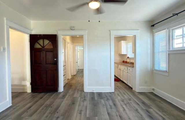 **519 E 17th St Long Beach** Upstairs 2 bedroom 1 bath** 2 weeks free OAC**