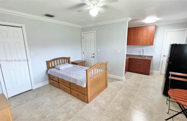 3910 SW 134th Ave - 3910 Southwest 134th Avenue, Tamiami, FL 33175