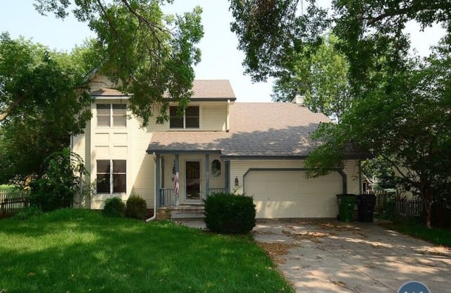 814 Devon St - 814 Devon Drive, Papillion, NE 68046