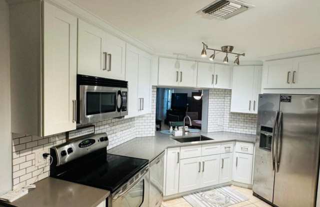 12724 Shoreline Drive E, Wellington, FL 33414
