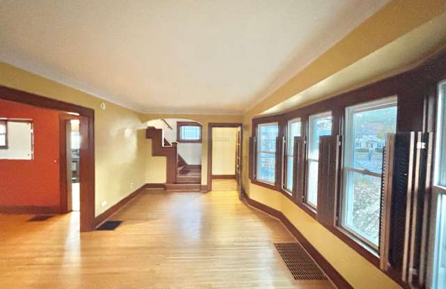 Spacious 3bd House | Driveway | Sunroom