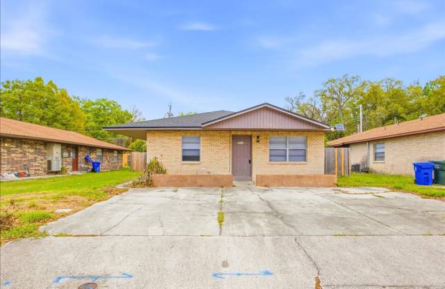 Charming 2 Bed / 2 Bath Home at 2218 Brandy – Lakeland
