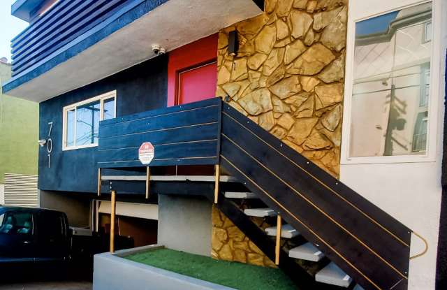 701 N Hill Place Apartments