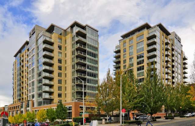 Great 2bd/2ba modern town home located in the center of South Lake Union W/S/G and ( 2) parking spaces included!