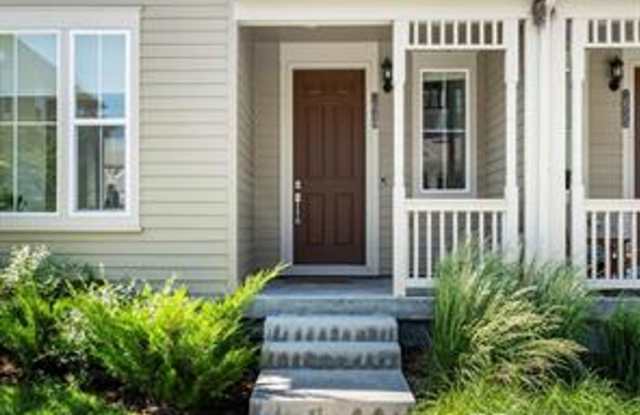 ***Beautiful 4 bed 3 bath nearly-new home in Erie***