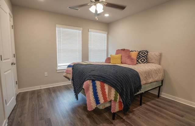 2 bedroom 2.5 bath home located in Fayetteville, AR