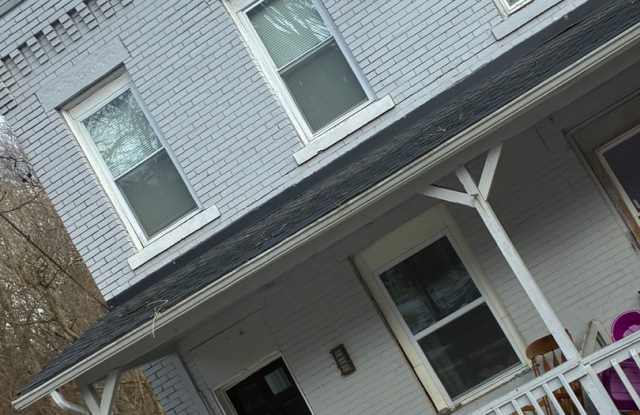 Photo of 2 Bed 2 Bath Located on Balsam! Ac and Laundry!