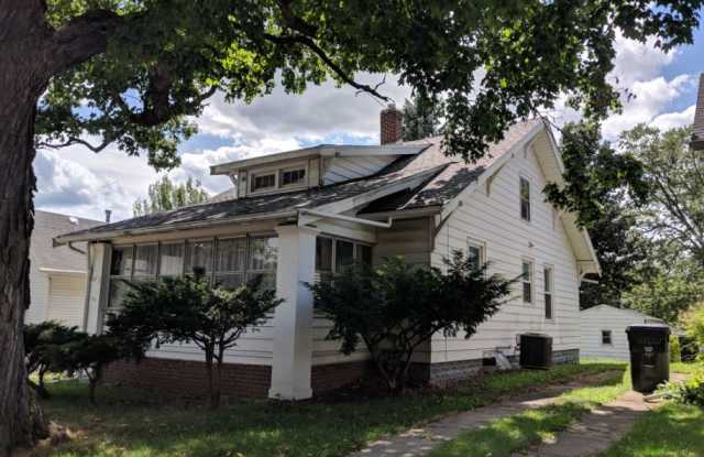 3 Bed/1 Bath in Central Bloomington location!