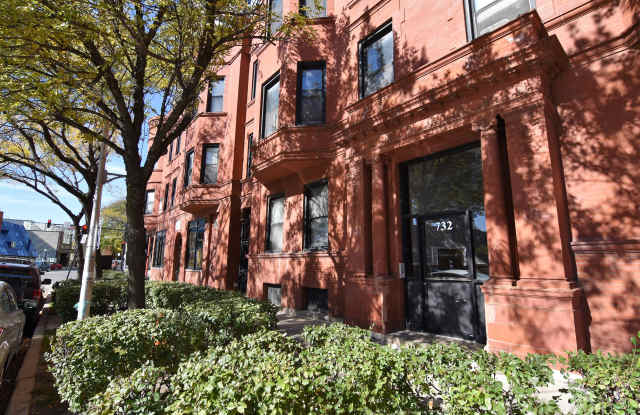 732 W Grace / 3803-3809 N Broadway