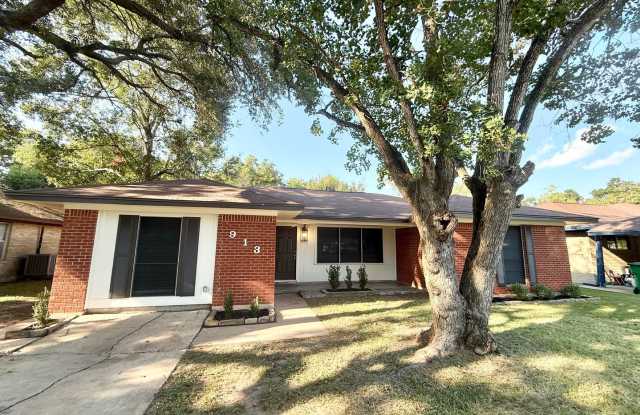 Photo of Beautiful and Spacious 4/1 Near Northside Elementary!