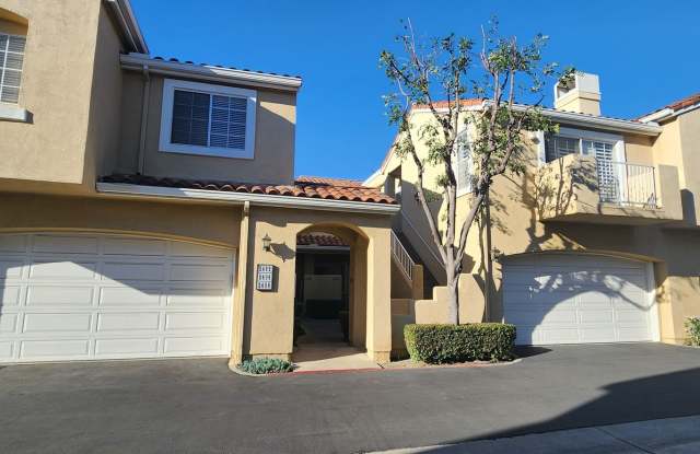 Tustin 2 Bed 2 Bath Home - Wood Floors - Central Heating  Air - 2 Car Garage - Gorgeous!!!!