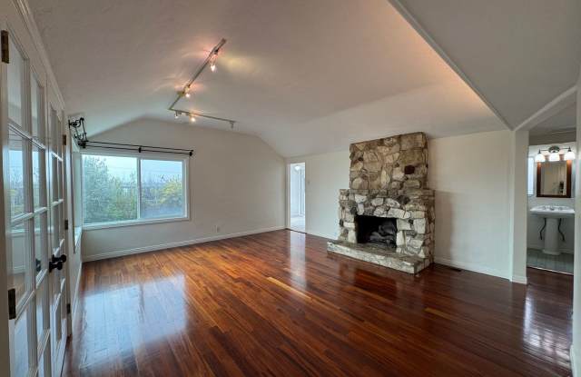 Stunning 2 Bedroom and 2 Bathroom Back House Available Now!