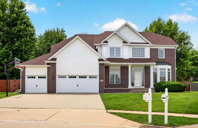 SPACIOUS LIVING!!  4 Bedrooms, 2.5 Bathrooms Home in Des Moines!