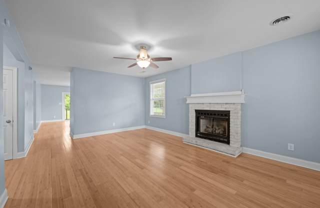 4BD/3BA plus Bonus Room on Sought After Madam Moores Ln New Bern, NC!