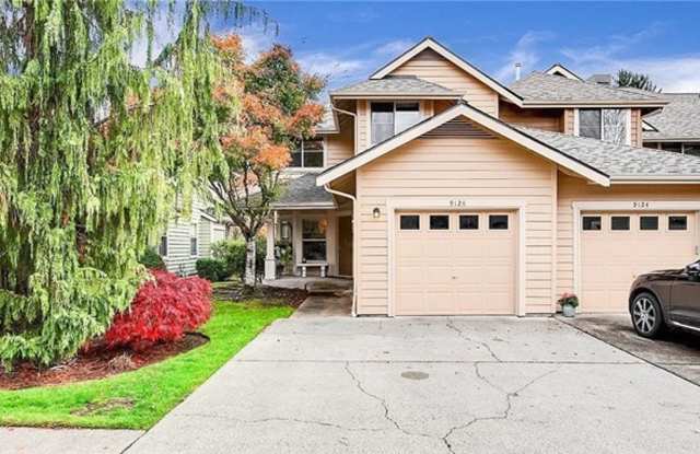 Stylish Upgraded Townhome Near Redmond Town Center  Sammamish Trail