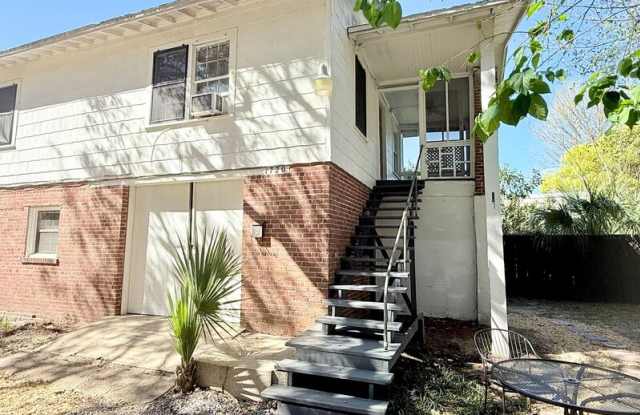 1720 E La Rua St