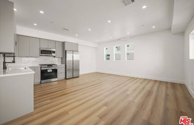 914 N Hudson Ave unit: 1/2