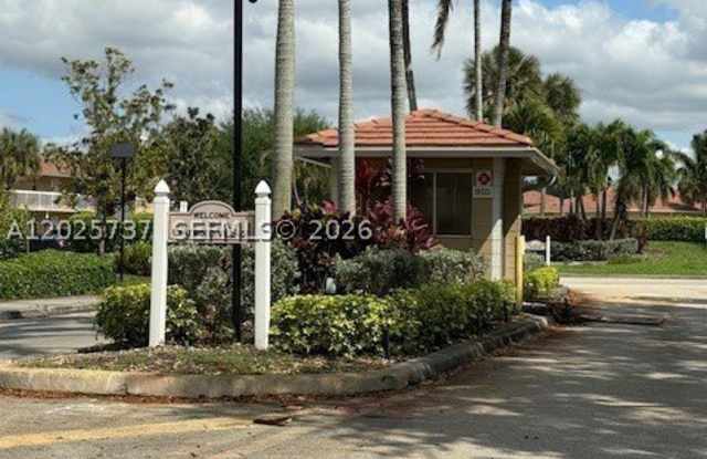 922 TWIN LAKE DR