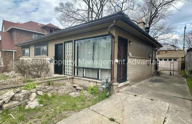 Beautiful Mid-Century 3 Bedroom Steps from Detroit Golf Club!