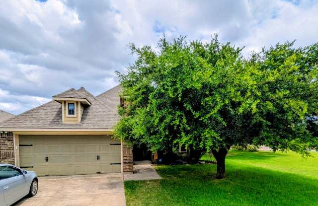 College Station - 3 bedroom / 2 bath- 2 car garage - fenced in back yard home in Creek Meadows