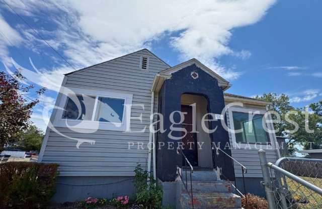 Charming 2-Bedroom Home with Modern Finishes & Open Yard