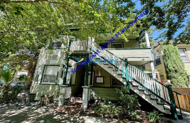 Large Craftsman 1 Bedroom in Downtown Sacramento -All Utilities included in Rent.