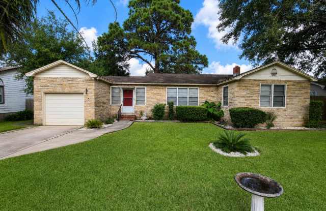 The House Made of Stone! 3/1 Westside/ Normandy Blvd Area! Pet Friendly!