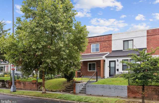 Photo of 128 33RD Street NE