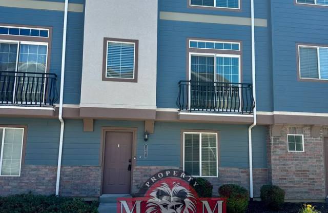 3 Primary Suites 2 Car Garage Townhome in Sandy