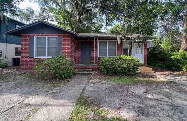 2/2 House Walking Distance to Campus - Available Fall 2026! *Approved Application*