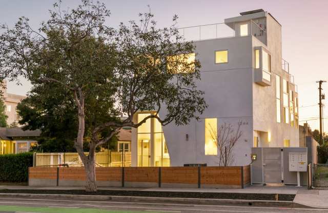 Photo of Amazing Santa Monica 3 bedroom and 3 bath + Loft + Private Backyard Garden + Huge Private Rooftop Deck, Ocean Views