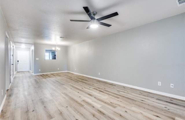 914-916 S Interurban Street