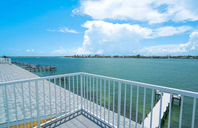 Photo of 370 8th Ave N