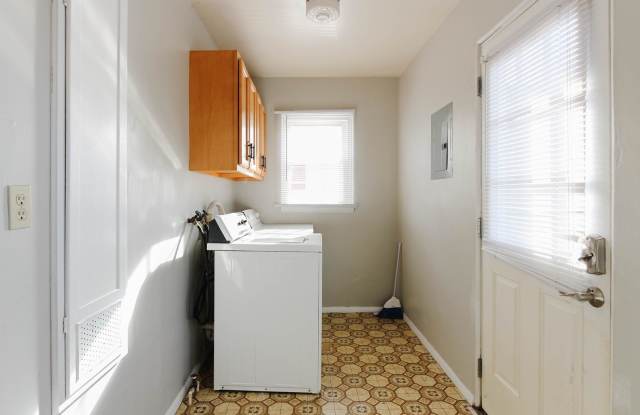 PRELEASING for AUGUST! Close to Campus