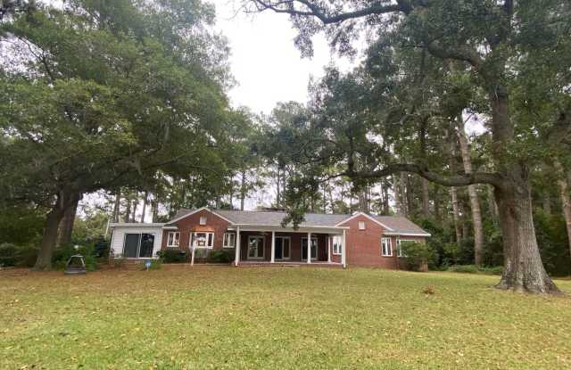 Beautiful 3 BR/2.5 BA Waterfront Home on Trent River!