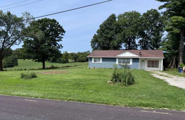 Comfortable Living Near City Conveniences: Charming 3BR Home on S Rustic Rd