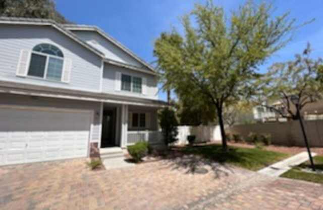 4 Bedroom Located in Lamplight!