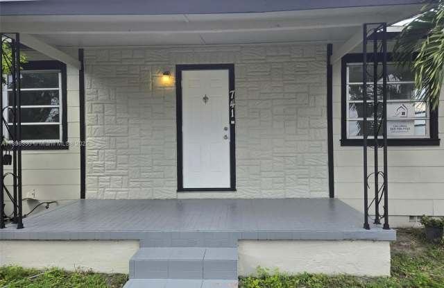 Photo of 741 E 8th St