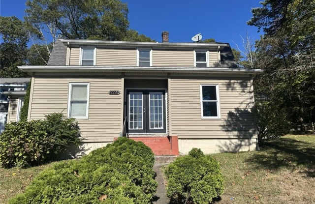 Photo of 2465 Hartford Avenue