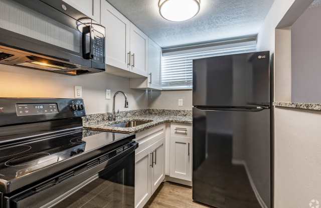 5233 N TAMIAMI TRAIL