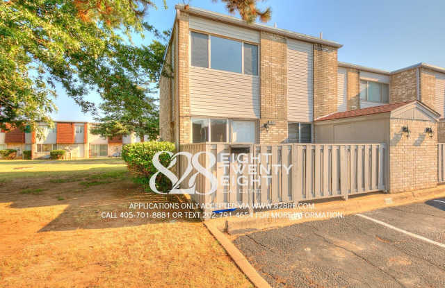 *AVAILABLE NOW! * Spacious 3 Bed/2.5 Bath Condo in East Norman!