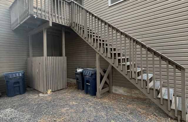 Close to COCC & the Bus Line, 1 Bedroom w/Large Deck, Water/Sewer Paid