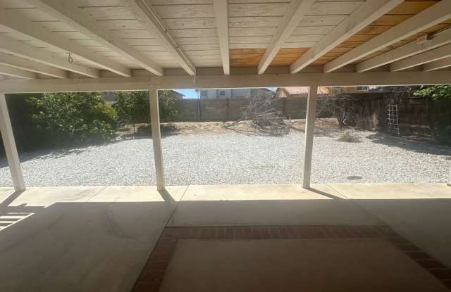 5 BEDROOM, 2 STORY,SPACIOUS VICTORVILLE HOME! NEAR MALL!