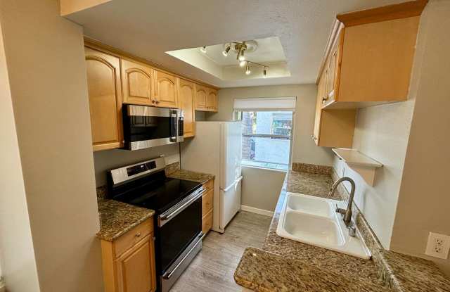 Beautiful 2 BD, 1.5 BA condo w/1 car detached garage for rent in University Heights!