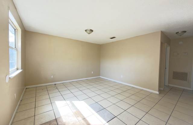 4237 Moncrief Rd W - 3